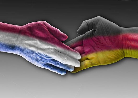Shakehand_franzoesische_Hand_und_deutsche_Hand__01.jpg  